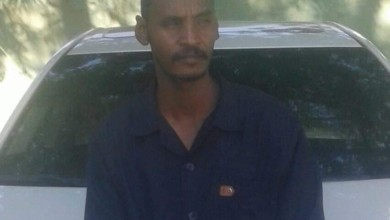 بالصورة ..صحفي ينشر أول صورة لأحد المتهمين بقتل المعلم السوداني اوشيك احمد