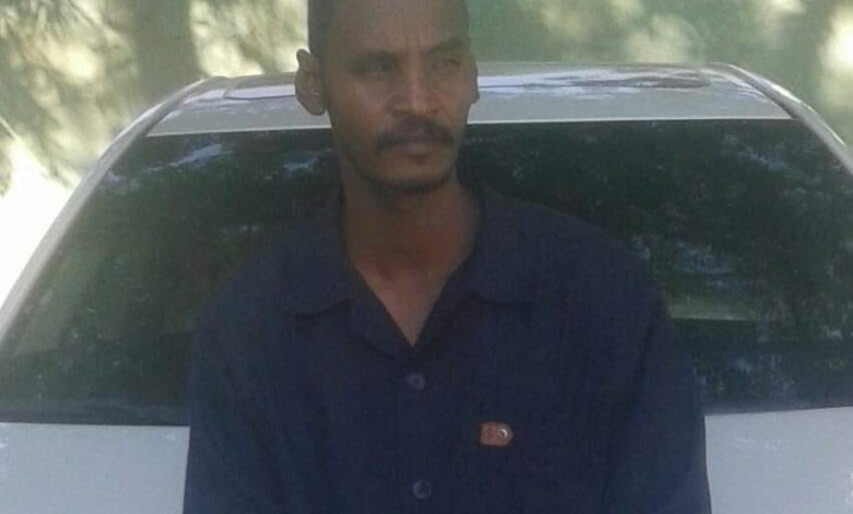 بالصورة ..صحفي ينشر أول صورة لأحد المتهمين بقتل المعلم السوداني اوشيك احمد