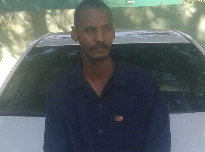 بالصورة ..صحفي ينشر أول صورة لأحد المتهمين بقتل المعلم السوداني اوشيك احمد