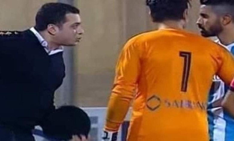 ضابط يقتحم ملعبا خلال مباراة في مصر.. فما السبب؟ مصر