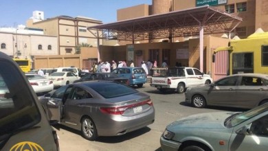 شخص يخلع ملابسه ويحاول اقتحام مدرسة بنات بمكة – صور مكه
