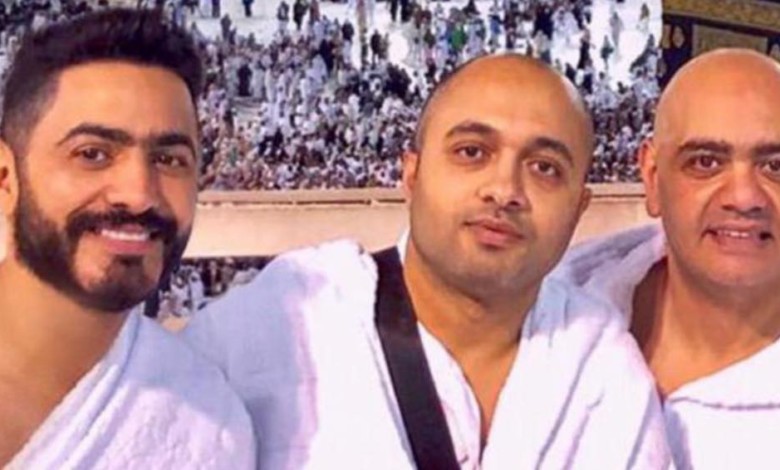 بعد نجاح حفلته فى السعودية.. تامر حسنى يؤدى مناسك العمرة برفقة شقيقه نوجوم