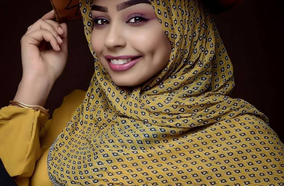 عارضة ومصممة الأزياء السوداني ولاء مجدي تطالب قناة سودانية24 بحذف أعمالها و تحذرها بالقضاء ولاء مجدي