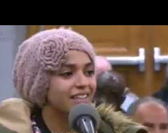 بالفيديو : ابتسامة طالبة سودانية تجبر قاضي أمريكي على إلغاء حكمه ضدها طالبة سودانية