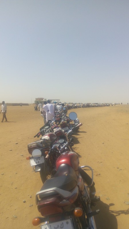 بالصورة..أطول صف وقود في العالم في هذه المدينة السودانية 53565185 2350479114976875 723566740855848960 n