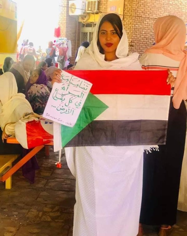 السودانيات يُلوِّنَ الاحتجاجات بـــ”الأبيض” ..واستمرار بنات الاحفاد في التظاهرات الاحفاديات 2