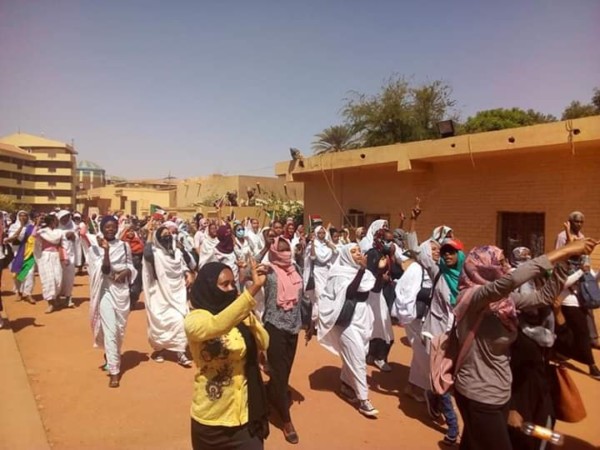 السودانيات يُلوِّنَ الاحتجاجات بـــ”الأبيض” ..واستمرار بنات الاحفاد في التظاهرات الاحفاديات
