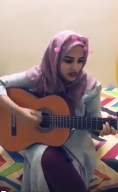 بالفيديو .. حسناء سودانية في غاية الجمال تشعل مواقع التواصل بأغنية (فلق الصباح) ونشطاء: “نحنا نركز في السماحة ولا الصوت؟” الحسناء
