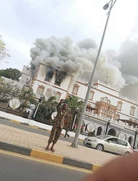 عاجل.. بالصور: حريق بالقصر الجمهوري بالسودان القر الجمهوري
