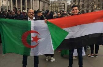 بالفيديو .. تلاحم تظاهرات سودانية وجزائرية بلندن جزائري وسوداني