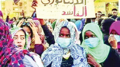 المؤتمر الوطني: قروب (منبر شات) يمارس حرباً لا أخلاقية ..ونطالب بفرض دائم لحالة الطوارئ كنداكات متظاهرات منبرشات