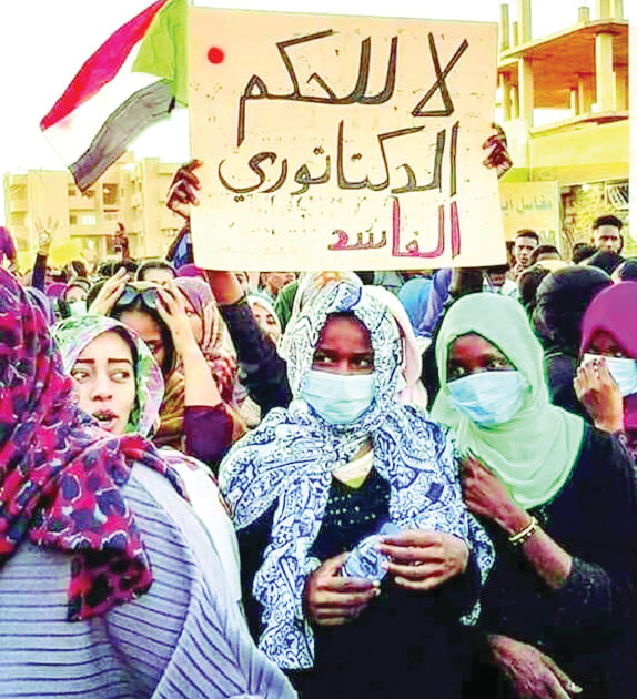 المؤتمر الوطني: قروب (منبر شات) يمارس حرباً لا أخلاقية ..ونطالب بفرض دائم لحالة الطوارئ كنداكات متظاهرات منبرشات