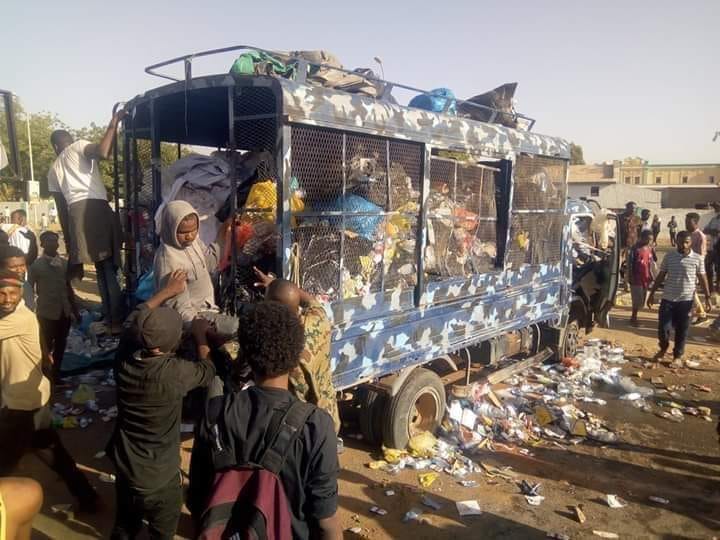 مظاهرات السودان الثوار ينقلون النفايات بسيارة الشرطة