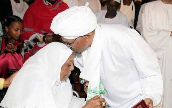 والدة البشير تطلب زيارته في المعتقل والدة البشير