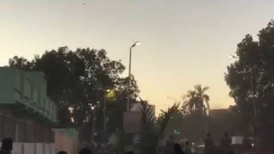 بالفيديو.. قوة من الجيش السوداني تشتبك مع الأمن لحماية المعتصمين 155329