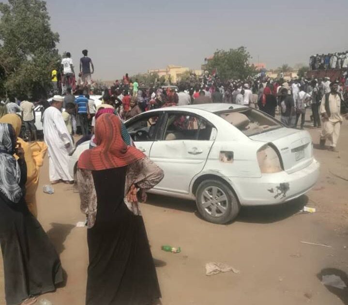 ٥ شهداء في أحداث ساحة الاعتصام والبرهان يتوعد 50000
