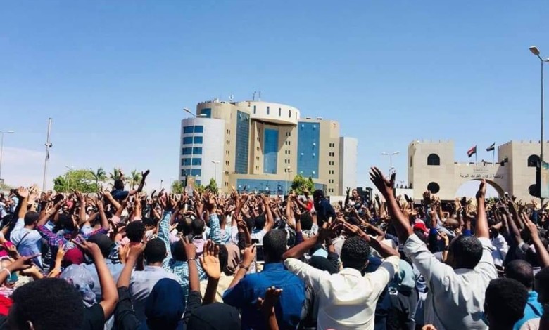 زيادة مساحة الاعتصام بالقيادة العامة 56296950 2395628860471622 5899771934840717312 n 1 3