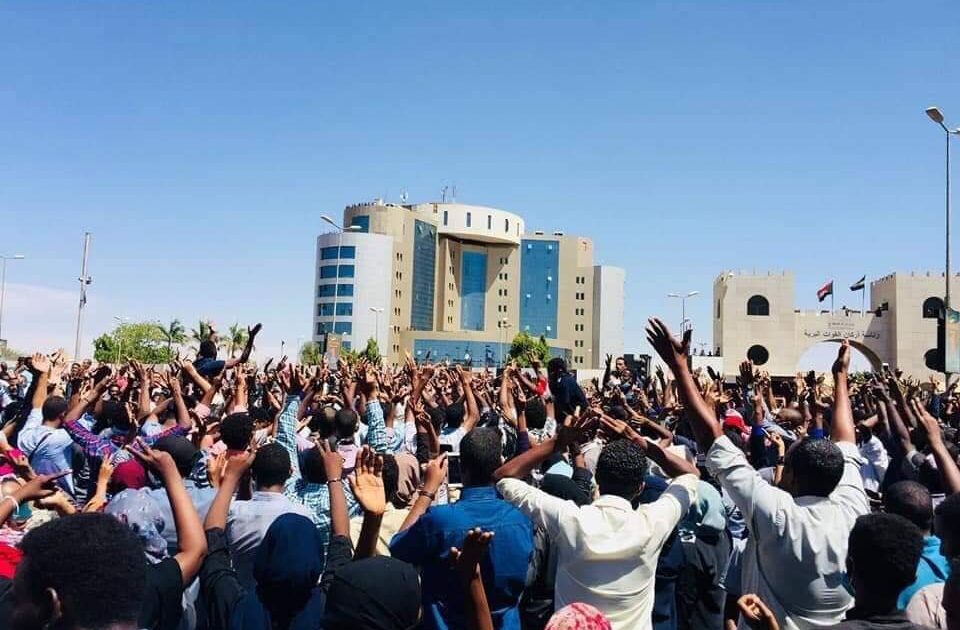 زيادة مساحة الاعتصام بالقيادة العامة 56296950 2395628860471622 5899771934840717312 n 1 3