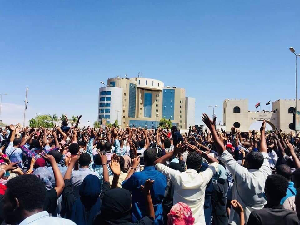 زيادة مساحة الاعتصام بالقيادة العامة 56296950 2395628860471622 5899771934840717312 n 1 3