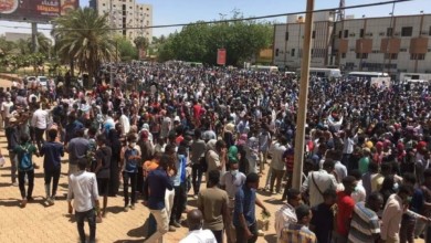 احتجاجات بعدة ولاياتٍ سودانية وحشود أمام مقرات رئيسة للجيش FB IMG 1554564474213