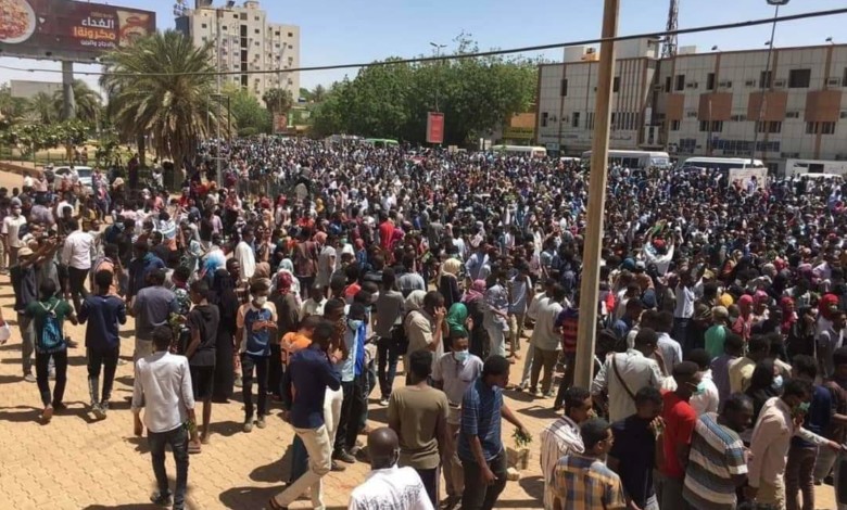 احتجاجات بعدة ولاياتٍ سودانية وحشود أمام مقرات رئيسة للجيش FB IMG 1554564474213