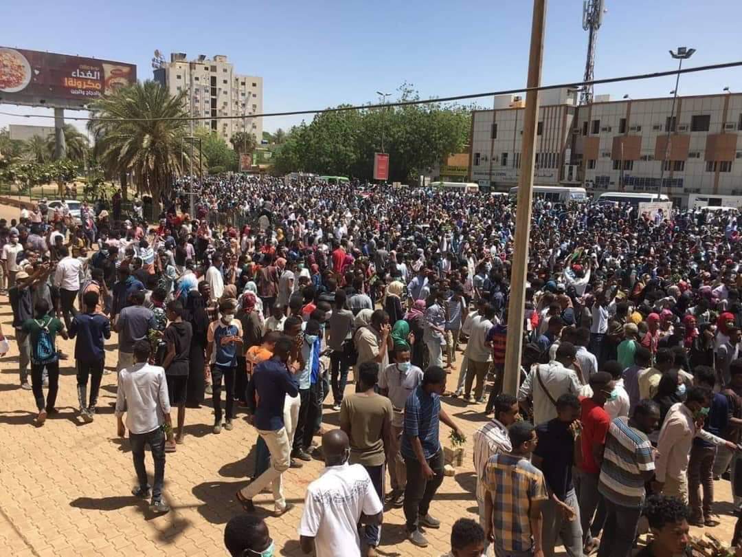 احتجاجات بعدة ولاياتٍ سودانية وحشود أمام مقرات رئيسة للجيش FB IMG 1554564474213