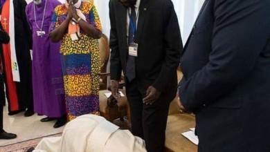 البابا فرنسيس يقبل أقدام قادة جنوب السودان FB IMG 1555052576237