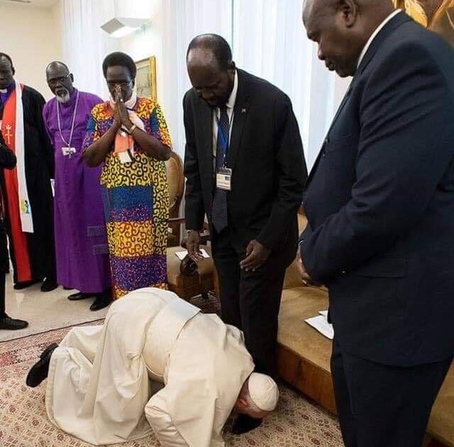 البابا فرنسيس يقبل أقدام قادة جنوب السودان FB IMG 1555052576237