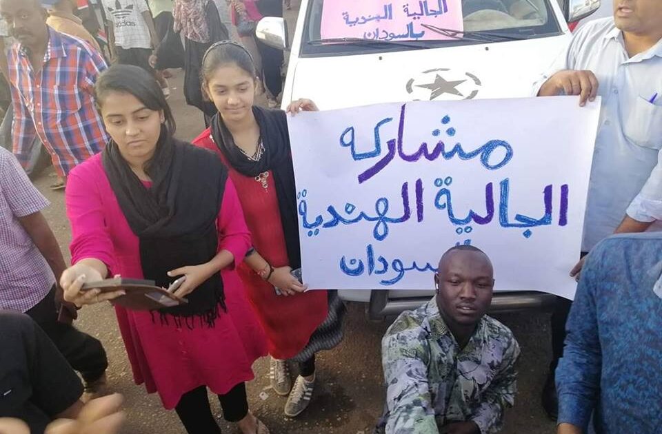 اعلنوا وقفتهم مع أخوانهم .. الهنود السودانيون في ميدان الإعتصام الجالية الهندية