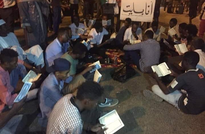 معتصمون يتعاهدون على ختمة القرآن الكريم يومياً لروح الشهداء تلاوة قران للمعتصمين