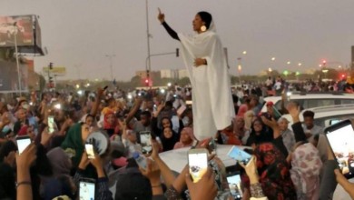 "تمثال حرية جديد".. إشادة عالمية بـ"إيقونة" احتجاجات السودان كنداكة