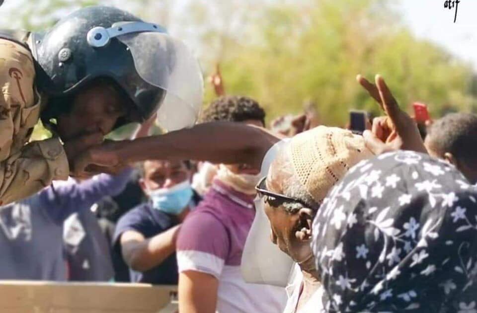 الفرنسية : "تجمع المهنيين السودانيين".. هيئة وطنية تتزعم الاحتجاجات ضد البشير وحكومته مظاهرات السودان 2