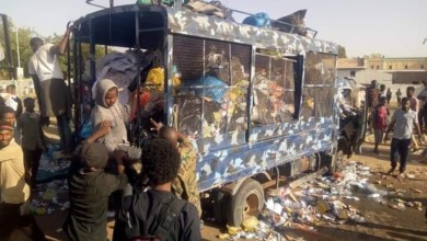 الـ BBC: المعتصمون في مقر الجيش يواصلون الضغوط على البشير مظاهرات السودان الثوار ينقلون النفايات بسيارة الشرطة