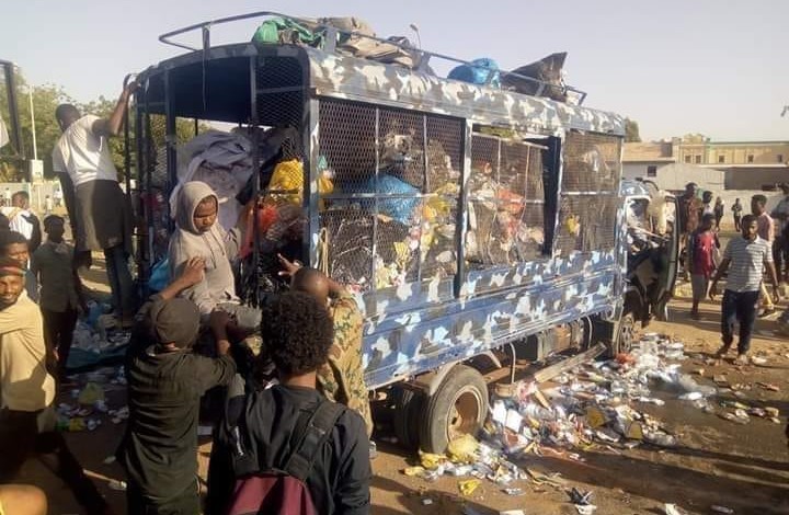 الـ BBC: المعتصمون في مقر الجيش يواصلون الضغوط على البشير مظاهرات السودان الثوار ينقلون النفايات بسيارة الشرطة