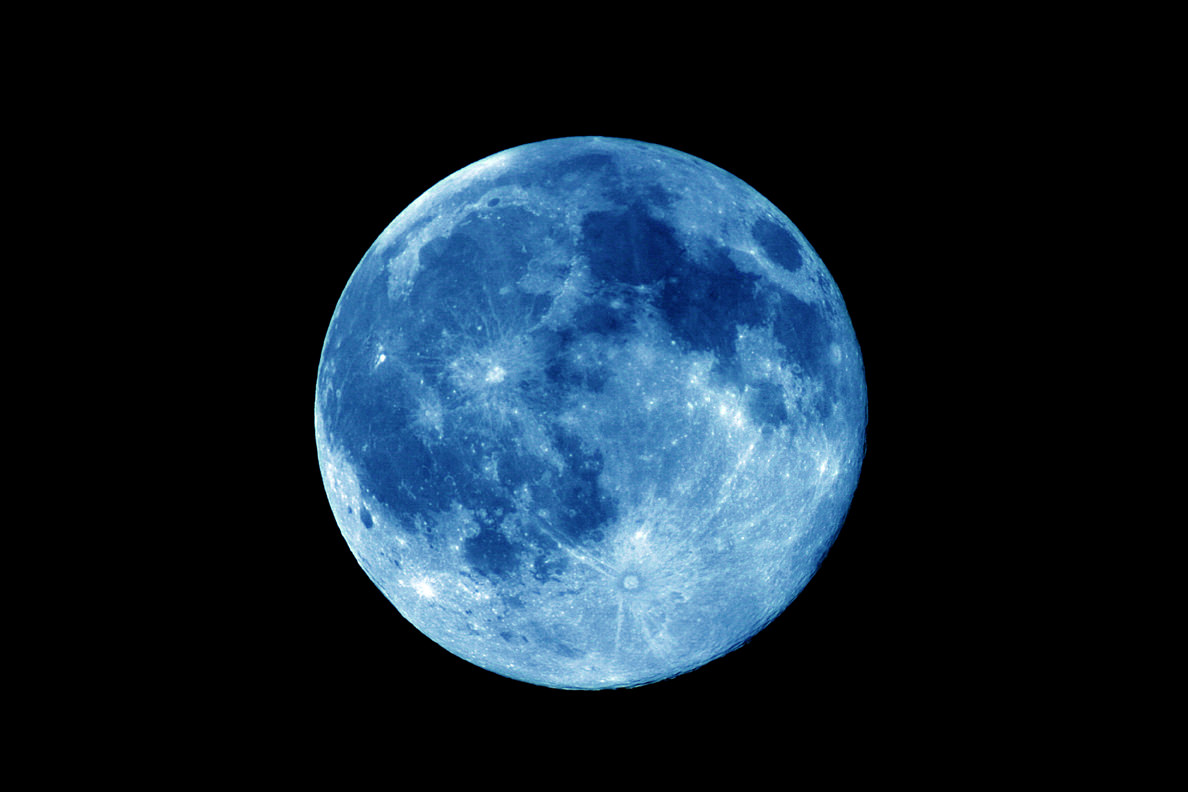 القمر الازرق