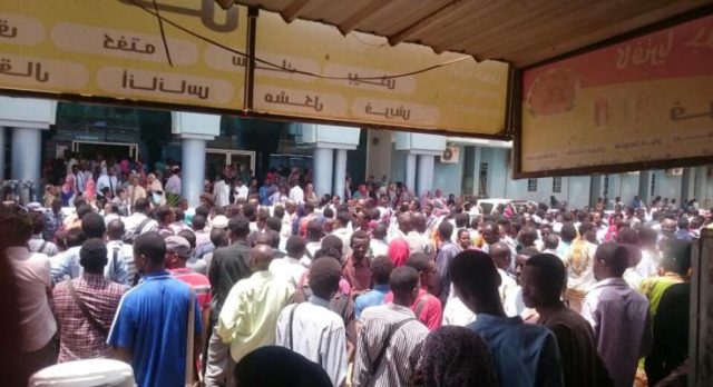 بطولة والدي قتيل تتسبب في إفلات قاتل من القصاص حشود محكمة