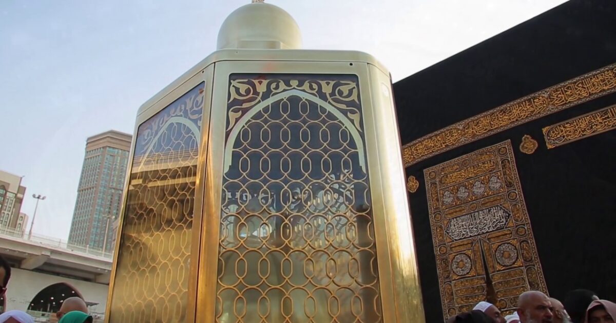 "شؤون الحرمين" تنشر صورة انعكاسية للكعبة المشرفة في مقام إبراهيم عليه السلام 164203