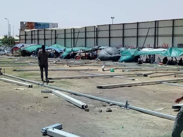 بالصور..بدء تركيب الصالات المكيفة في ساحة الاعتصام امام القيادة العامة FB IMG 1556891294518