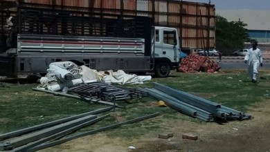 بالصور..بدء تركيب الصالات المكيفة في ساحة الاعتصام امام القيادة العامة FB IMG 1556891296994
