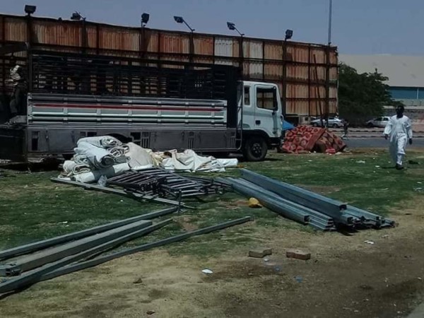 بالصور..بدء تركيب الصالات المكيفة في ساحة الاعتصام امام القيادة العامة FB IMG 1556891296994