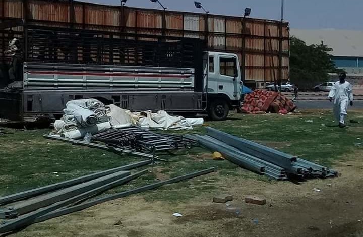 بالصور..بدء تركيب الصالات المكيفة في ساحة الاعتصام امام القيادة العامة FB IMG 1556891296994