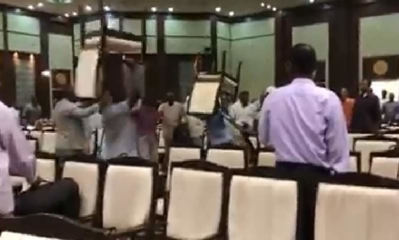 الكشف عن ملابسات الاشتباك بالأيدي والكراسي في اجتماع الأحزاب السياسية مع المجلس العسكري FB IMG 1557351921693