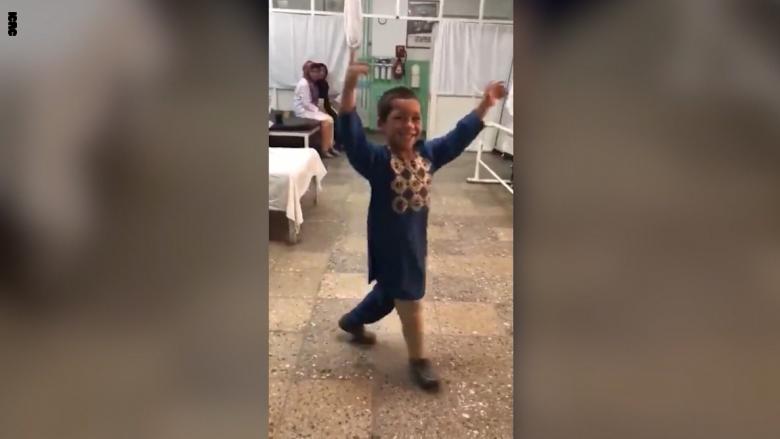 بالفيديو... طفل يرقص احتفالاً بقدمه الصناعية Screen Shot 2019 05 08 at 1.41.01 PM