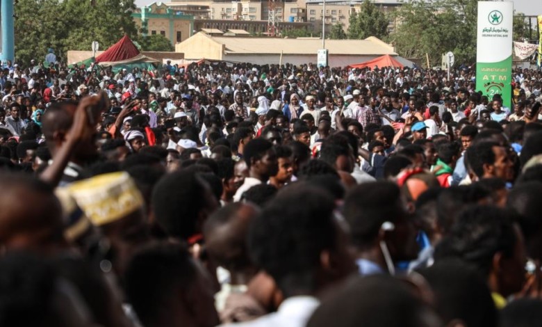 الآلاف يلبون دعوة الإفطار في موائد الاعتصام بالقيادة احتجاجات