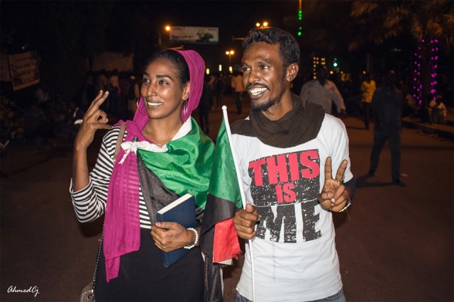 ساحة الإعتصام تشهد أول حفل خطوبة بين “فنان” و”صحفية” الامين وماريا