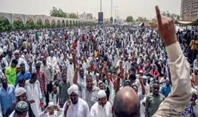 في يوم السقوط.. هل تعرض (الكيزان) لـ”الخيانة” أم “سحقهم الشعب”؟ في ساحة الاعتصام بالقيادة 2