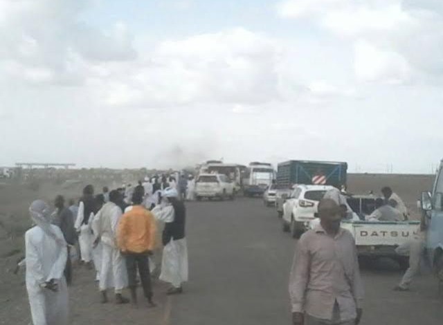 محتجون يغلقون الطريق القومي وينهبون أثاثات محلية درديب محتجون