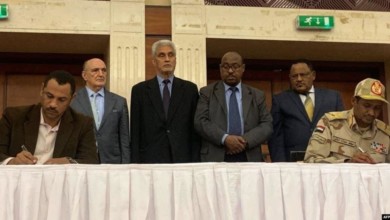 قصة معلم الفيزياء الذي وقَّع مع حميدتي اتفاق السودان توقيع الاتفاق