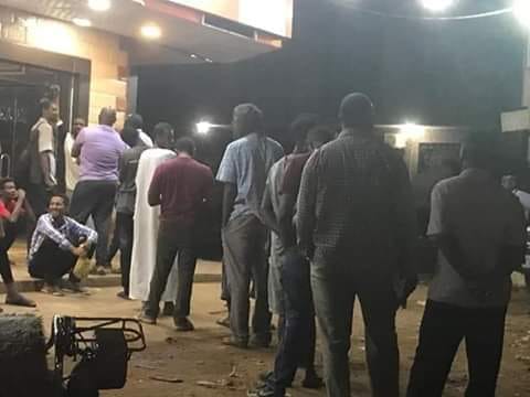 إنها المدنية: بالصورة مولانا إسماعيل التاج يقف في صف الخبز مولانا اسماعيل التاج