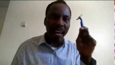 بالفيديو:رجل سوداني يحلق شاربه رفضا لاتفاقية المجلس العسكري وقوى التغيير 180121
